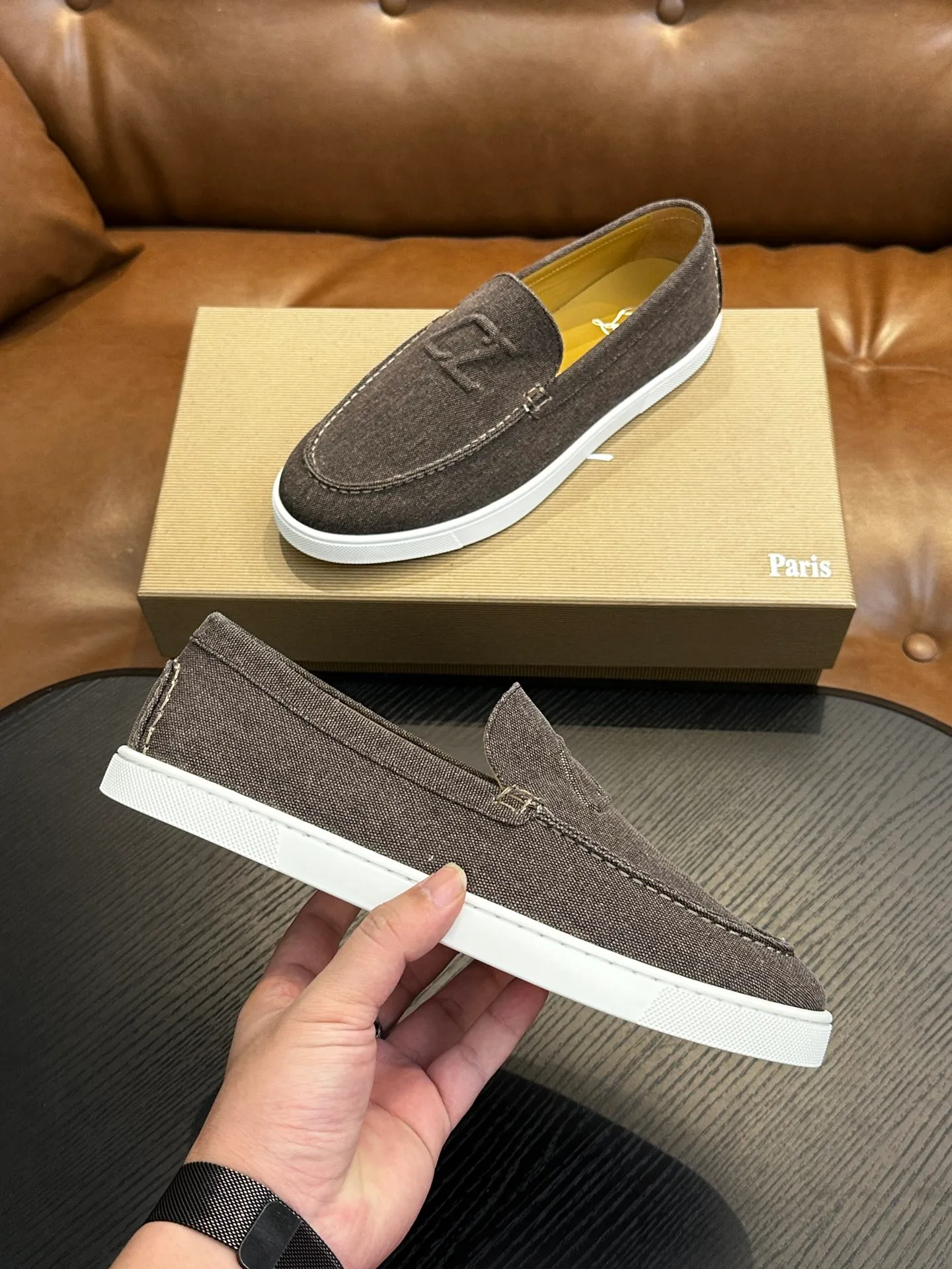 P760💰Christian Louboutin (red-soled shoes) Italian men’s casual sneakers are shipped! Each pair of shoes from this Italian handmade shoe brand has a simple and classic design, which is very comfortable and versatile! The upper fabric of this shoe is made of imported cowhide, with high-end and comfortable cowhide lining! The outsole is made of original rubber bottom sheets and is lined with cowhide! Brand-specific molded footbed, exclusive private mold control! Original box packaging, with shoe storage bag! 39 40 41 42 43 44 (38 45 46 customized)